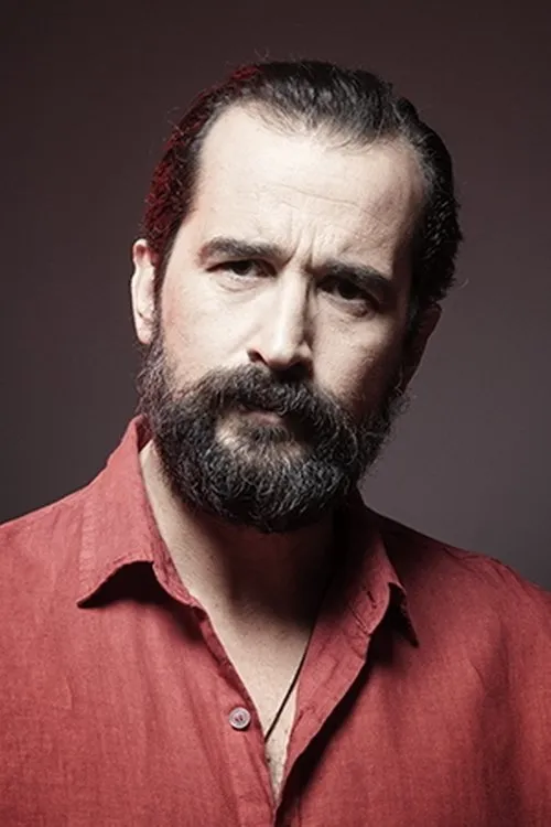 Adrian Frieling ha trabajado con Τάσος Νούσιας en 2 ocasiones