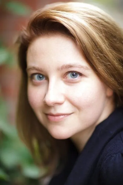 Tatiana Ivan interpretando a Kelley Sadler