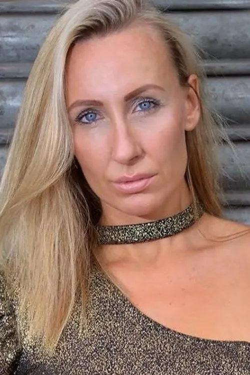 Tayah Kansik interpretando a Joanna Smyth (The Bodyguard)