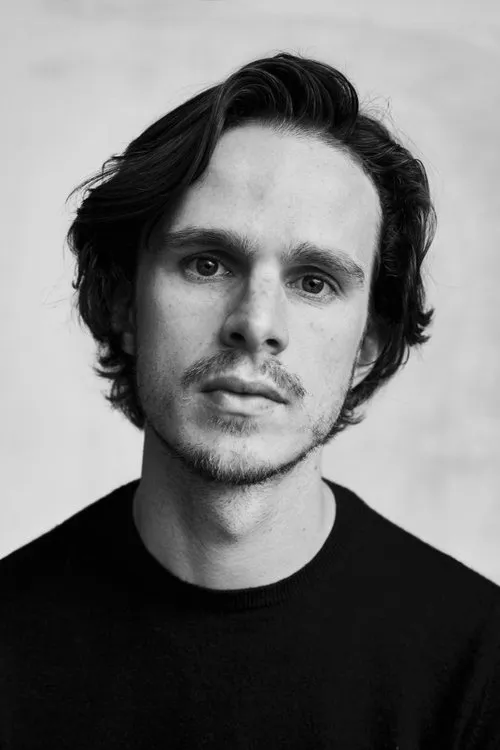 Taylor Frost interpretando a Francis Baker