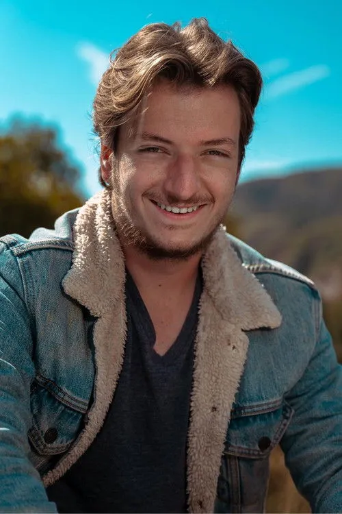 Taylor Nicholas Forte interpretando a Kurt