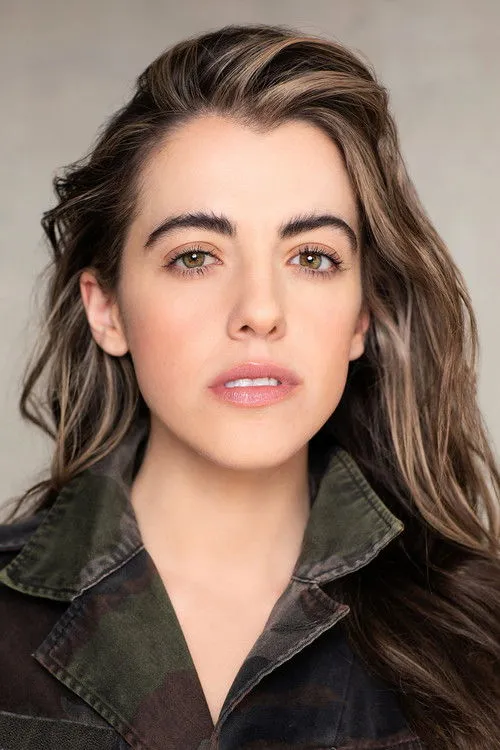 Taylor Owen interpretando a Maude