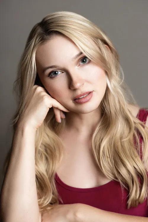 Taylor Skeens interpretando a Ashley Foster