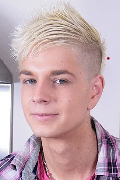 Taylor Wade interpretando a (archive footage)