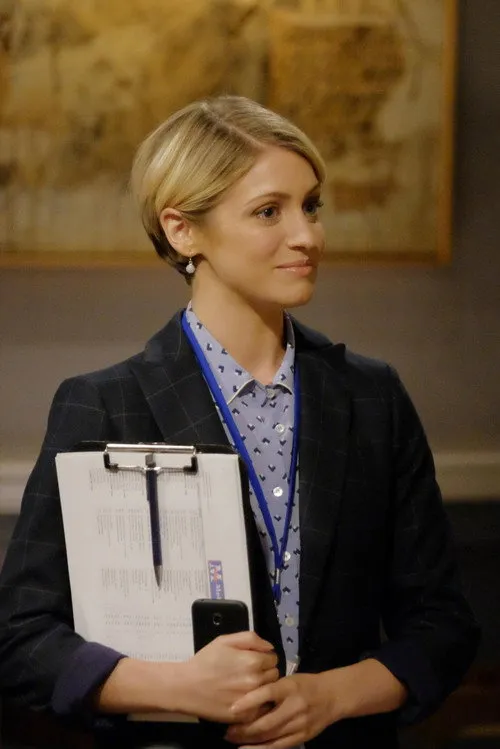 Teagan Rose interpretando a Rachel