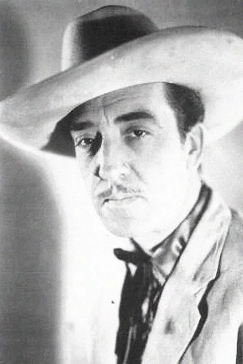 Ted Adams interpretando a Tom Sloan