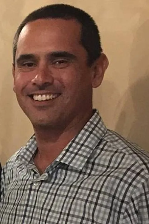 Ted Dubost interpretando a Keith