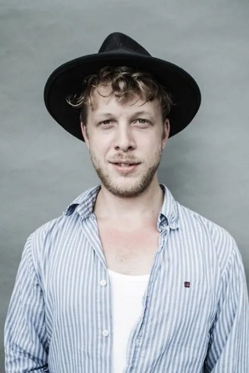 Ted Dwane interpretando a 