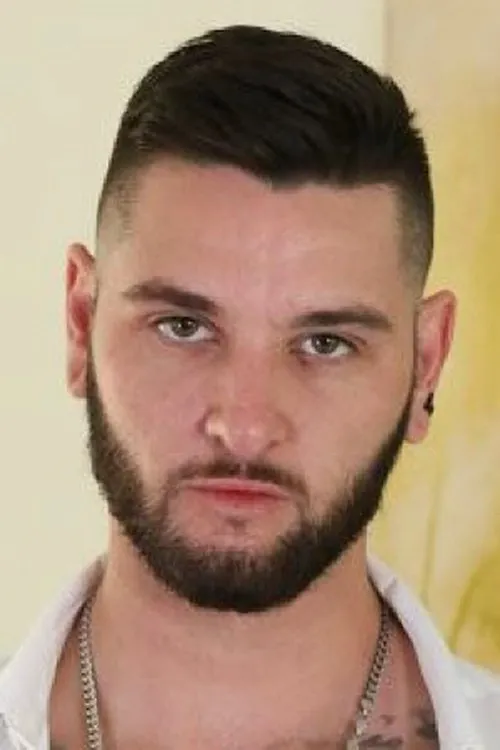 Teddy Bryce interpretando a 