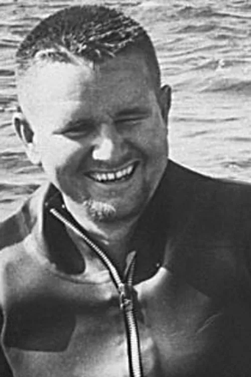 Teddy Tucker interpretando a The Harbor Master