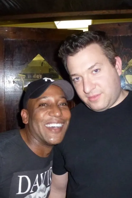 Ten Travis interpretando a 