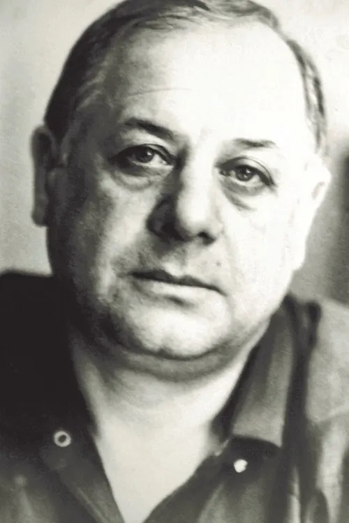 Tengiz Chantladze interpretando a Police agent