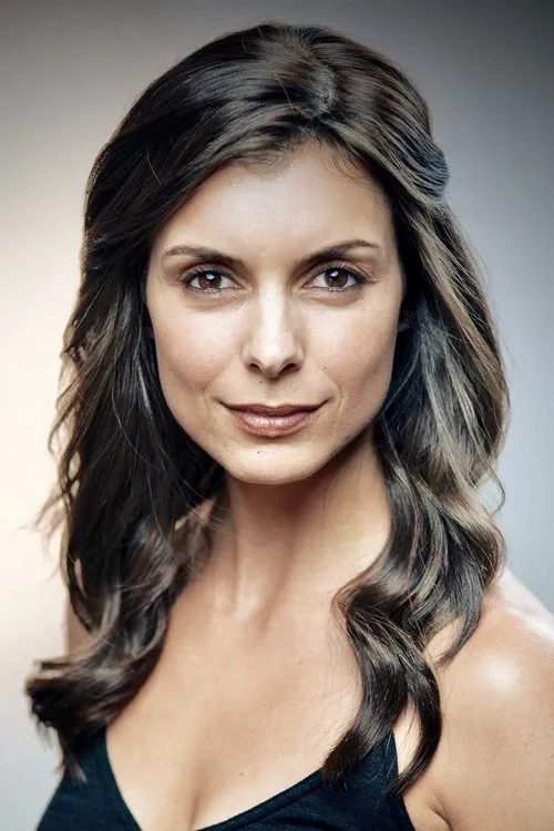 Tennille Read interpretando a Lenore Thompson