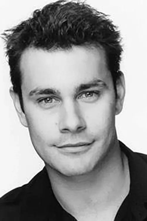 Teo Gebert interpretando a Warren