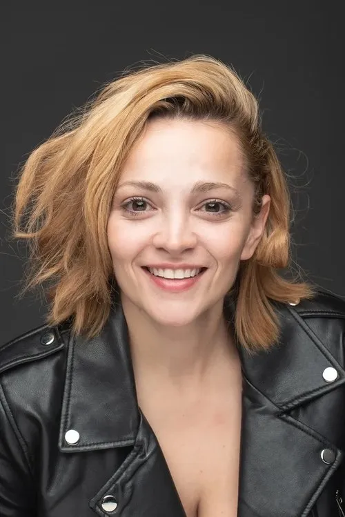 Теона Дольникова interpretando a The Performer