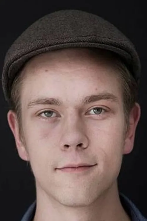 Teppo Manner interpretando a Simo Santapukki