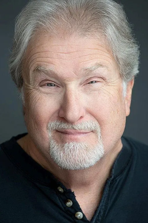 Terry Novak interpretando a Bob Bevenah