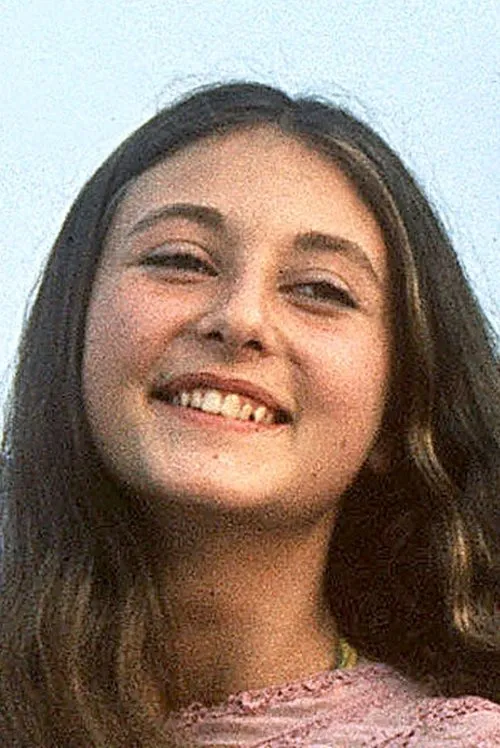 Tessa Bouché interpretando a Aziza