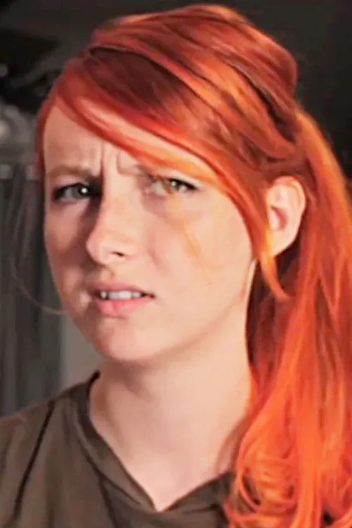 Tessa Violet interpretando a Tricia