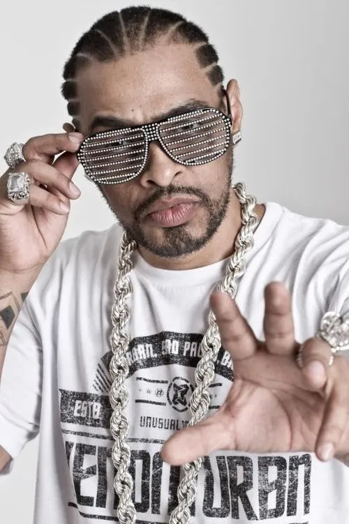 Thaíde interpretando a Velinha