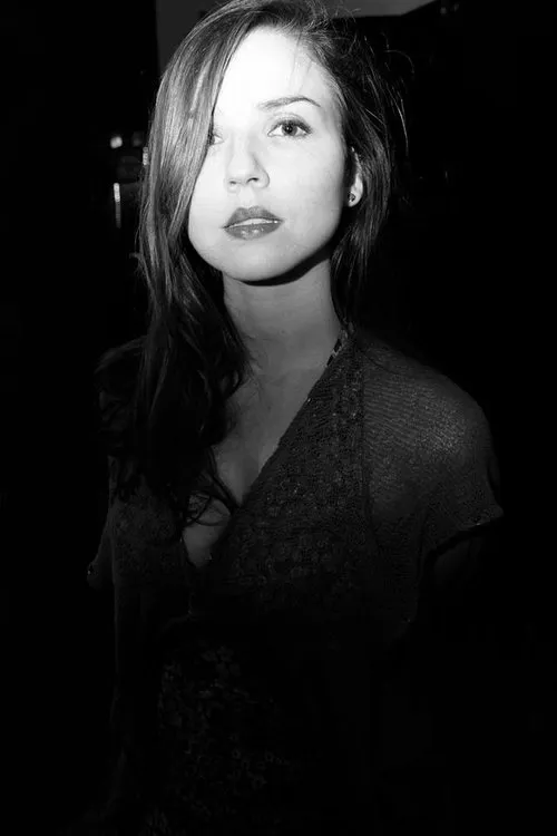 Thaïs Dahas interpretando a Cineasta