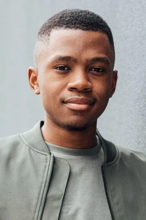 Thamela Mpumlwana interpretando a Sheppard / Young Akilla