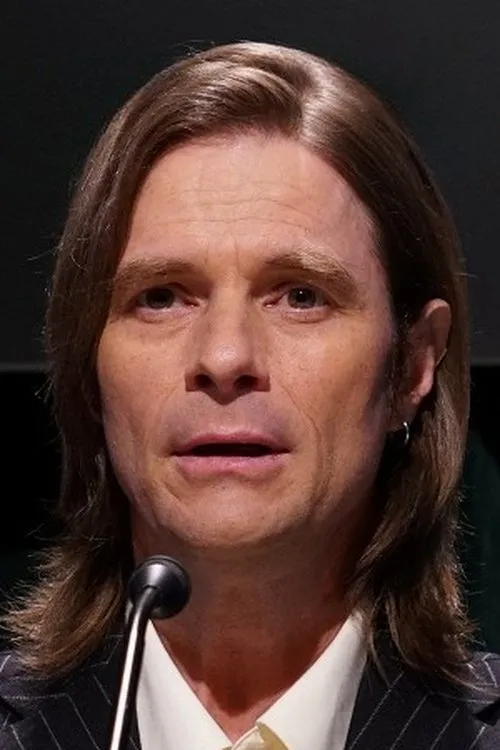 Thane Camus interpretando a 