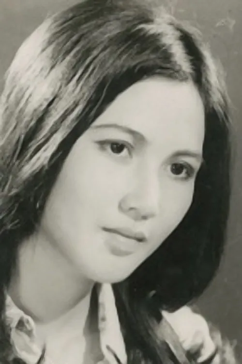 Thanh Hiền interpretando a Mrs. Sinh - Quang's mother