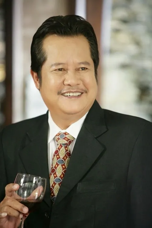 Thanh Nam interpretando a Thái Thông Minh (Già)