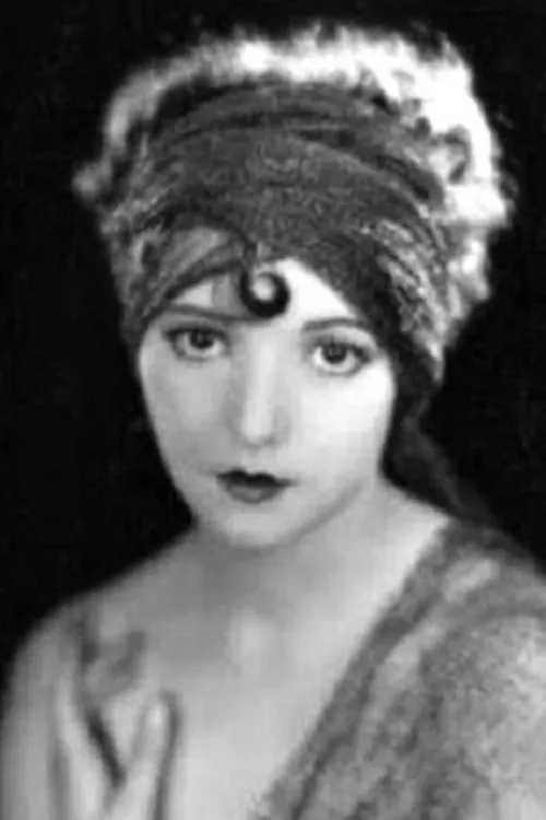 Thelma Parr interpretando a Mrs. Charlie Dingle