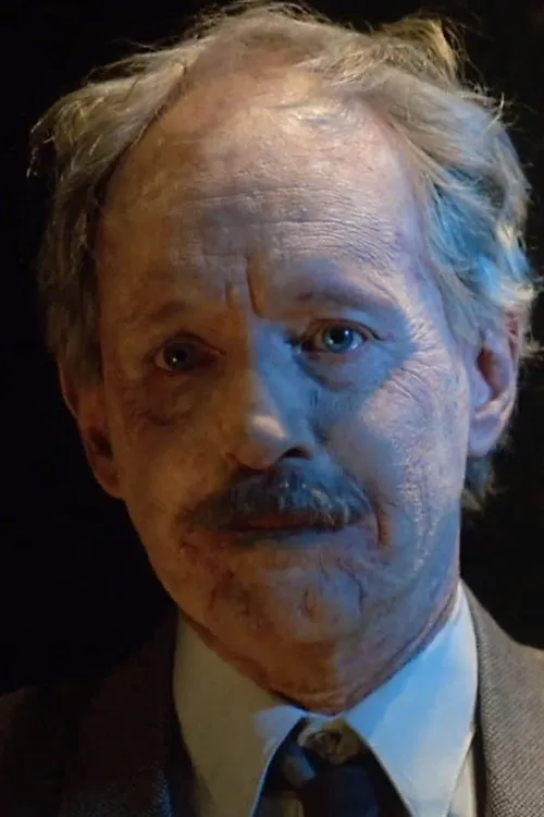 Theo Barnes interpretando a Morris