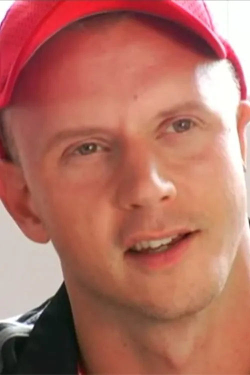 Theo Blake interpretando a Coach Blake