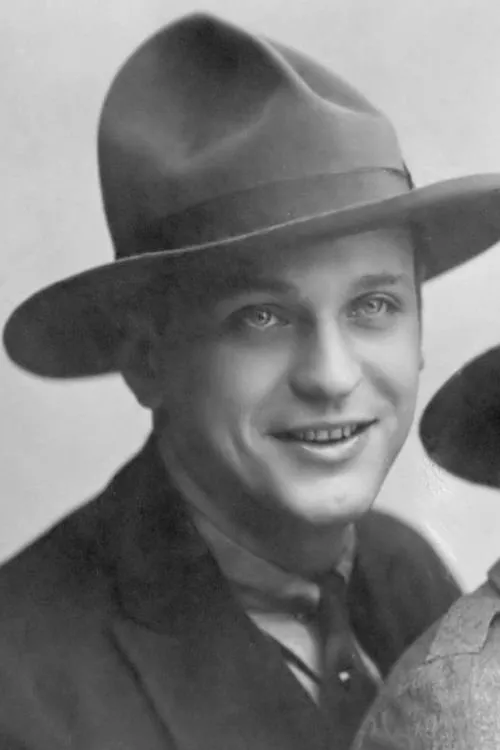 Theo Frenkel Jr. interpretando a Hans Daldrop