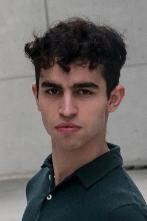 Theodore Vrachas interpretando a Lucian