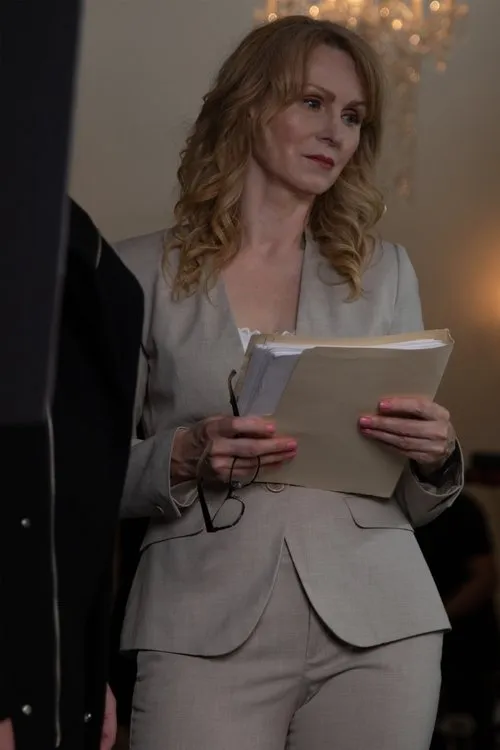 Theresa Dugwell interpretando a