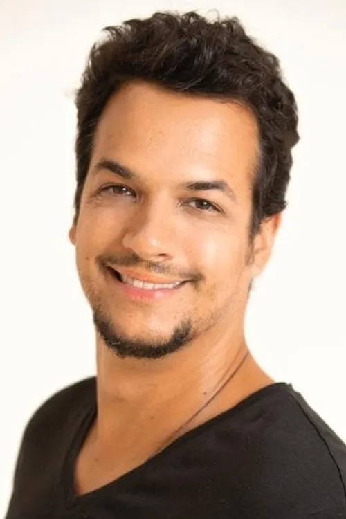 Thiago Luciano interpretando a Norberto