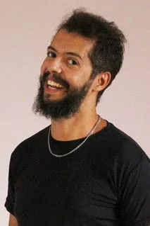 Thiago Monteiro interpretando a Ele