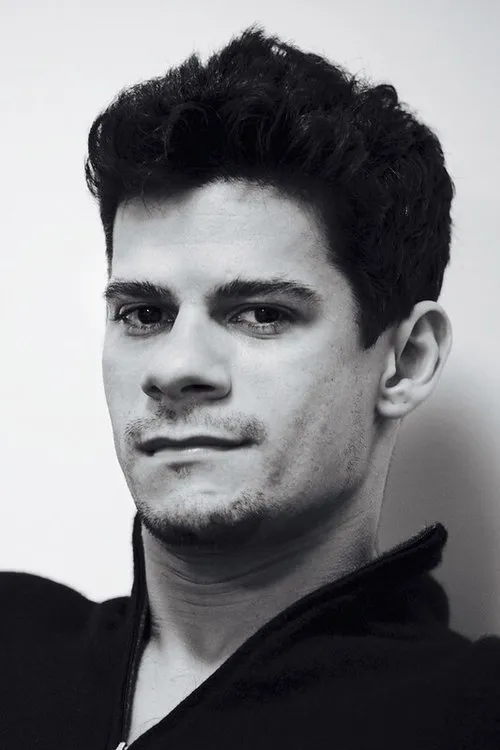 Thiago Soares interpretando a Orion