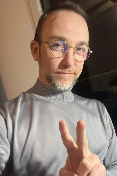 Angéla Eke ha trabajado con Thierry d'Armor en 1 ocasiones