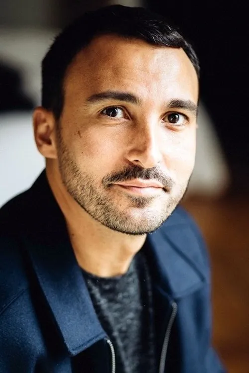 Thierry Lopez interpretando a Léo