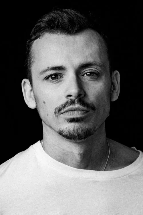 Thom Green interpretando a Zac Ferguson