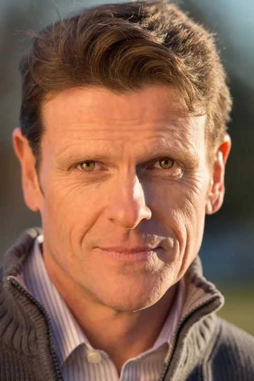 Thom Zimerle interpretando a Head Juror