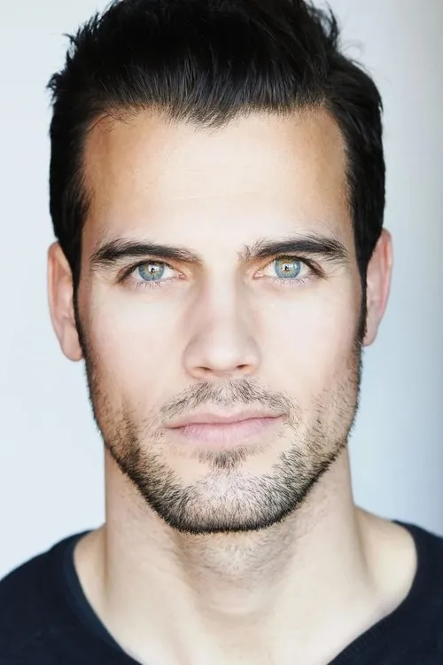 Thomas Beaudoin interpretando a Daniel Forsythe