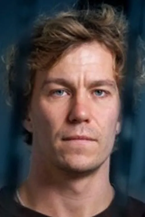 Thomas Bek interpretando a Sebastian