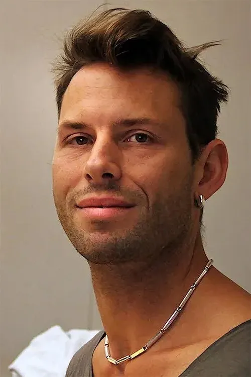 Thomas Benstem interpretando a Self - Backup Dancer