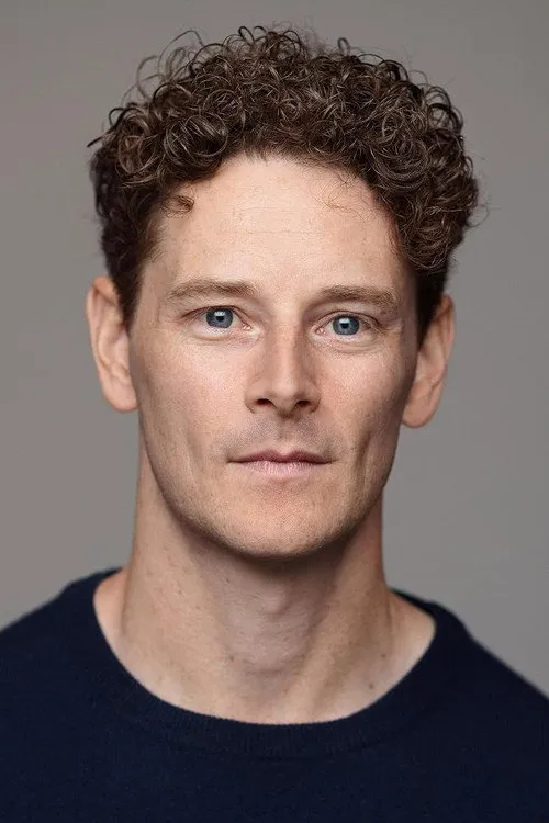 Thomas Blackburne interpretando a Young Jim