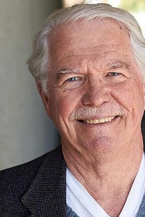 Thomas Choisnet interpretando a Frank