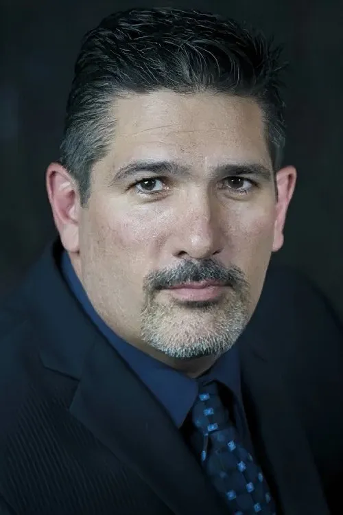 Thomas Haley interpretando a Tim Reynolds