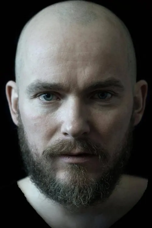 Thomas Knuth-Winterfeldt interpretando a