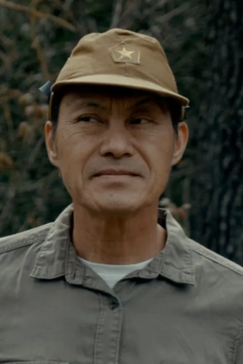 Thomas Kou Lo interpretando a General Ho